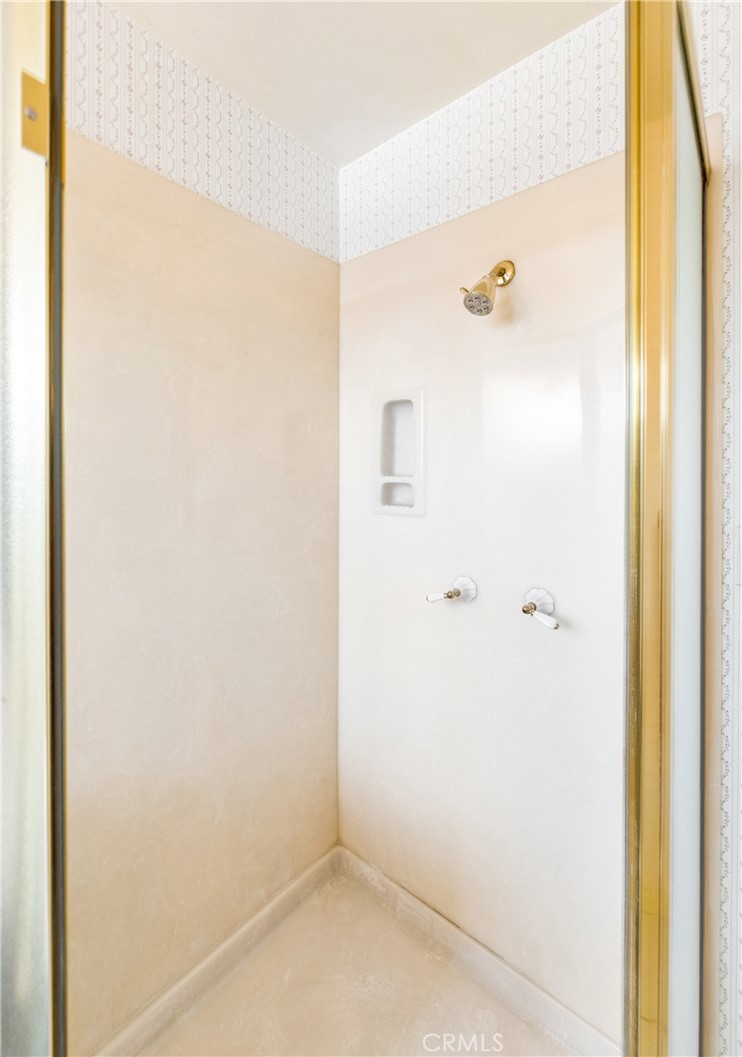 https://media.crmls.org/medias/380d1c84-8903-4f04-ac9e-a383bac9ff66.jpg?preset=X-Large