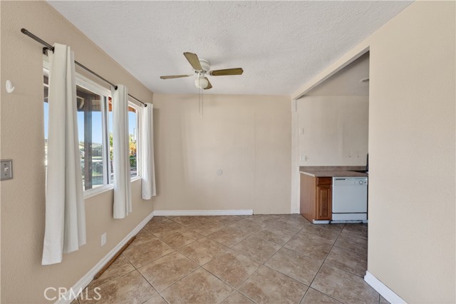 Detail Gallery Image 10 of 42 For 15254 Las Piedras Dr, Victorville,  CA 92395 - 4 Beds | 2 Baths