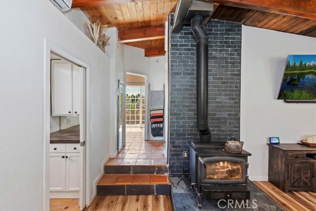 1946 Desert Front Road, Wrightwood CA: https://media.crmls.org/medias/380d43f8-3405-427e-be75-f31e8a85471d.jpg