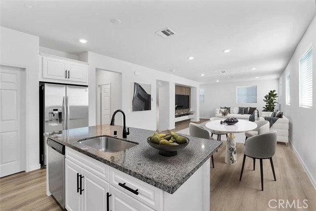 Detail Gallery Image 2 of 20 For 14700 Sherman, Van Nuys,  CA 91405 - 4 Beds | 3/1 Baths