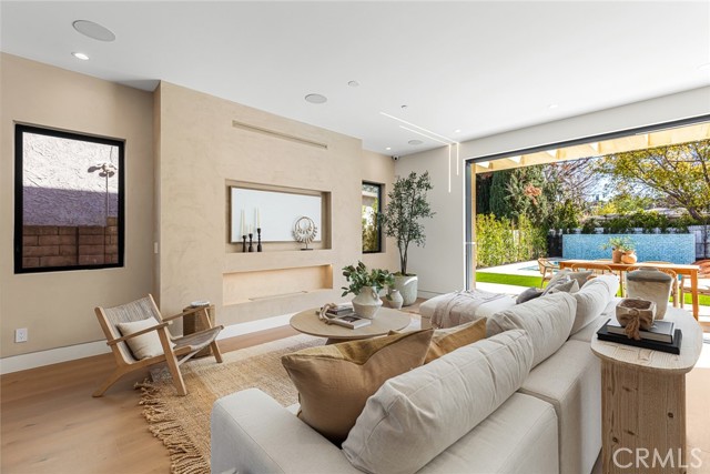 22640 Clarendon Street, Woodland Hills CA: https://media.crmls.org/medias/380fee02-80e8-4c56-9348-d1ff30f0de95.jpg