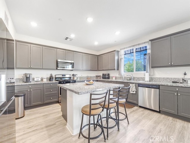 Detail Gallery Image 8 of 38 For 12708 Ojo Caliente St, Victorville,  CA 92392 - 4 Beds | 3 Baths
