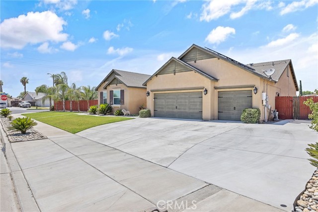 863 Legacy Drive, Lemoore CA: https://media.crmls.org/medias/38143a81-043d-4541-ae26-c6bdd2a319b3.jpg