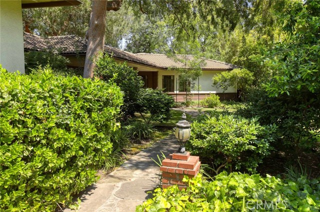 1075 Pine Oak Lane, Pasadena CA: https://media.crmls.org/medias/3814baee-495f-44d1-a13f-0f82d18f128c.jpg