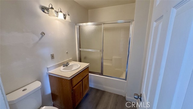 Detail Gallery Image 5 of 10 For 715 Houchin, Bakersfield,  CA 93304 - 3 Beds | 2 Baths