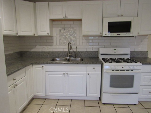 10517 50th Street, Jurupa Valley CA: https://media.crmls.org/medias/3817c797-d295-494b-9b56-dee5ae865424.jpg
