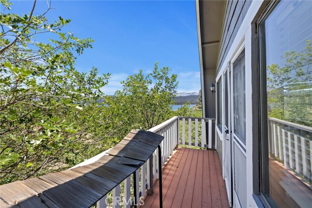 39325 Lodge Road, Fawnskin CA: https://media.crmls.org/medias/381905b8-87da-4d2c-92ea-f6afdabcdb4e.jpg
