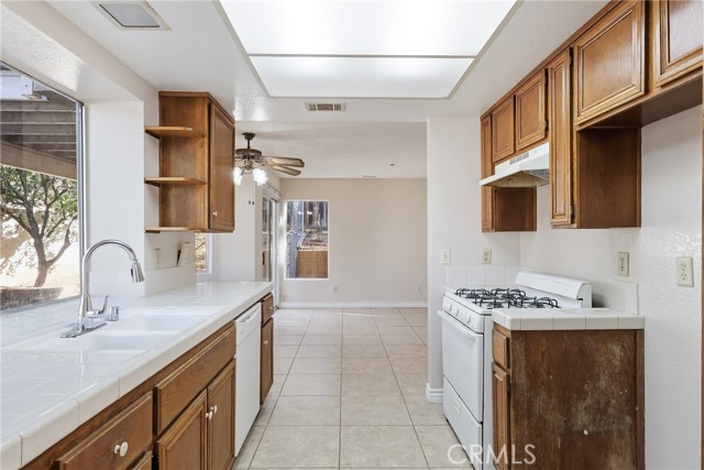 Detail Gallery Image 10 of 51 For 14988 Long View Dr, Fontana,  CA 92337 - 4 Beds | 3 Baths