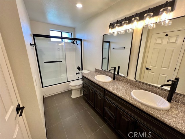 Detail Gallery Image 10 of 14 For 22038 Vanowen St #105,  Woodland Hills,  CA 91303 - 3 Beds | 2/1 Baths