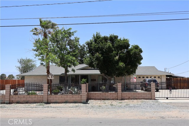 12386 Pawnee Road, Apple Valley CA: https://media.crmls.org/medias/381b3d09-28ba-40ff-8f2b-03be8050aa33.jpg