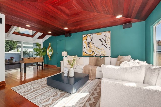 9 Aberdeen st, Irvine CA: https://media.crmls.org/medias/381cd991-0929-41f9-9e76-5189b224dd9e.jpg