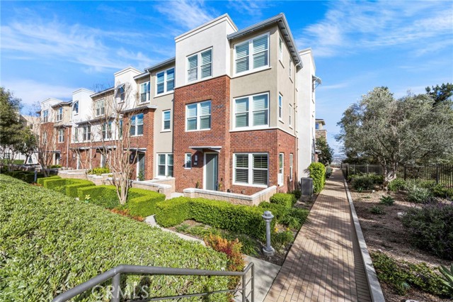 3 Compass Court, Aliso Viejo CA: https://media.crmls.org/medias/381ce007-2446-4210-a84a-2ad75e54b41b.jpg