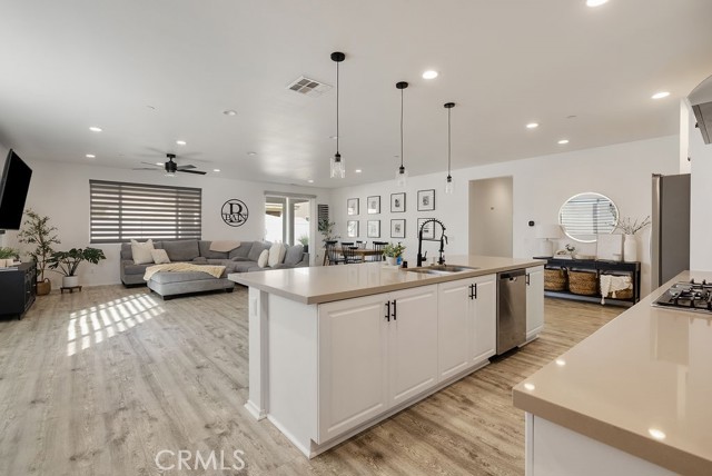 Detail Gallery Image 6 of 28 For 11661 Forsythia, Jurupa Valley,  CA 91752 - 4 Beds | 2/1 Baths