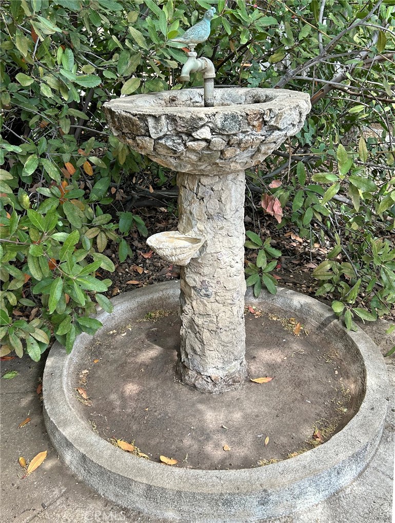 https://media.crmls.org/medias/381d9a3b-e691-4e57-a208-9d293bfd9373.jpg?preset=X-Large
