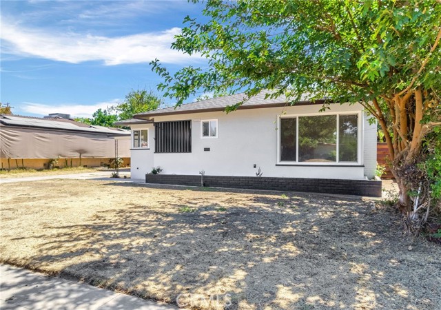 Detail Gallery Image 3 of 41 For 2824 E Brown Ave, Fresno,  CA 93703 - 3 Beds | 2 Baths