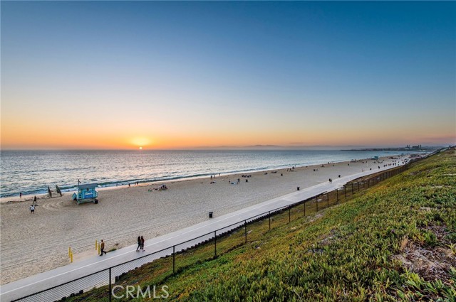 1407 S Catalina Avenue, Redondo Beach CA: https://media.crmls.org/medias/38202d5e-734e-4db3-a1fd-80d7cd57cbb5.jpg