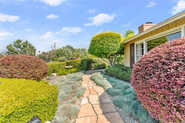 1215 Mira Monte Drive, Redlands CA: https://media.crmls.org/medias/38209ceb-1442-4207-8864-cd6a8e897dde.jpg