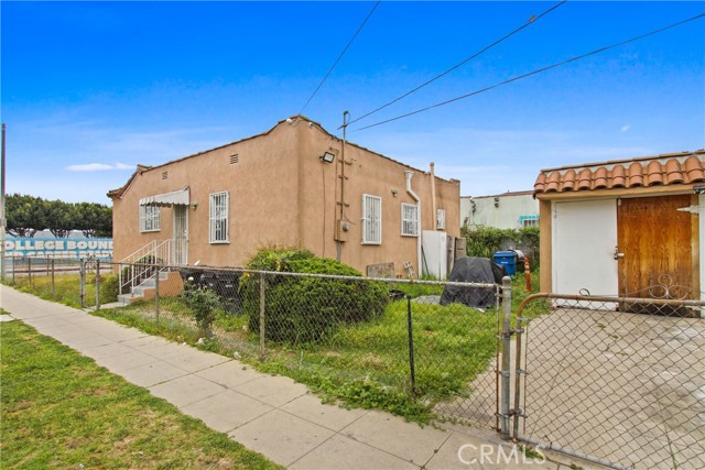 159 E 105th Street, Los Angeles CA: https://media.crmls.org/medias/3821f621-1ca0-4472-82d4-beed27a53826.jpg