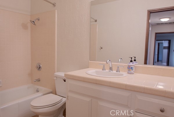https://media.crmls.org/medias/38223216-b028-40f3-8cb2-0b594ca3d843.jpg?preset=X-Large