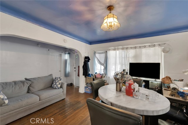 2621 Vineyard Avenue, Los Angeles CA: https://media.crmls.org/medias/38250537-7679-408a-8079-4c1a05568804.jpg