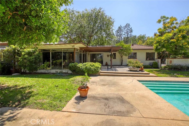 1075 Pine Oak Lane, Pasadena CA: https://media.crmls.org/medias/3825a13e-0147-42df-8d43-697c6a00bce8.jpg