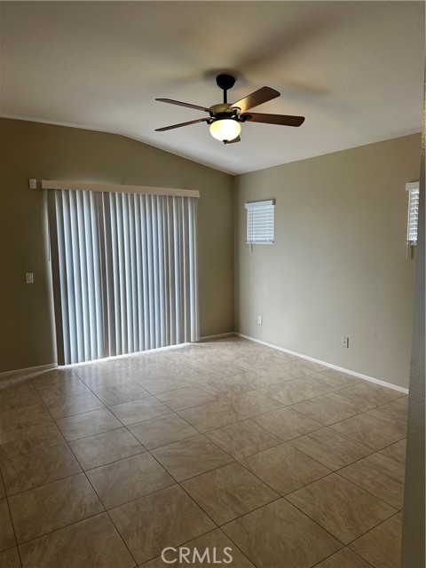 2165 Harris Street, Colton CA: https://media.crmls.org/medias/38282314-e477-4a61-925b-b658a459ddae.jpg