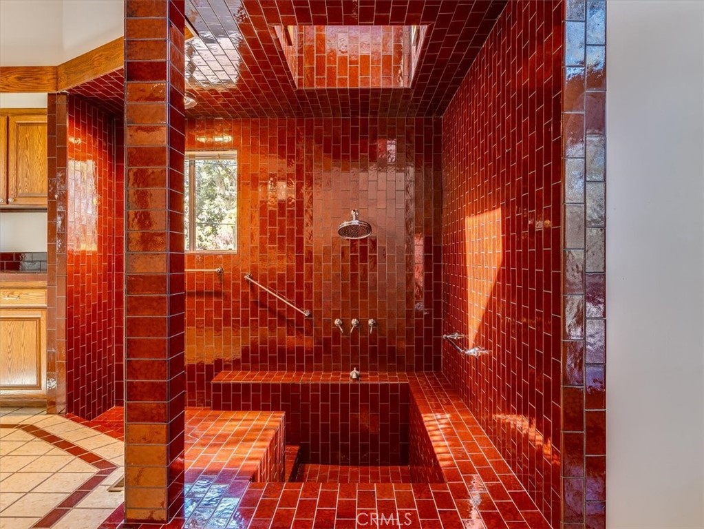 https://media.crmls.org/medias/3829709b-cf4f-495a-8d1c-1a403465e562.jpg?preset=X-Large