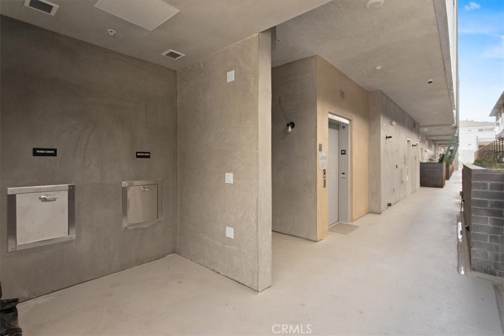 https://media.crmls.org/medias/3829f8ce-ff91-45c2-9c4d-084c7c0ccd09.jpg?preset=X-Large
