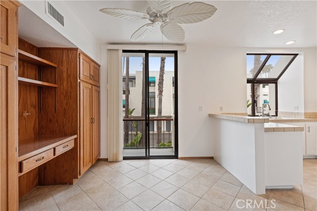 Detail Gallery Image 10 of 33 For 5422 Heron Bay #23,  Long Beach,  CA 90803 - 4 Beds | 3/1 Baths