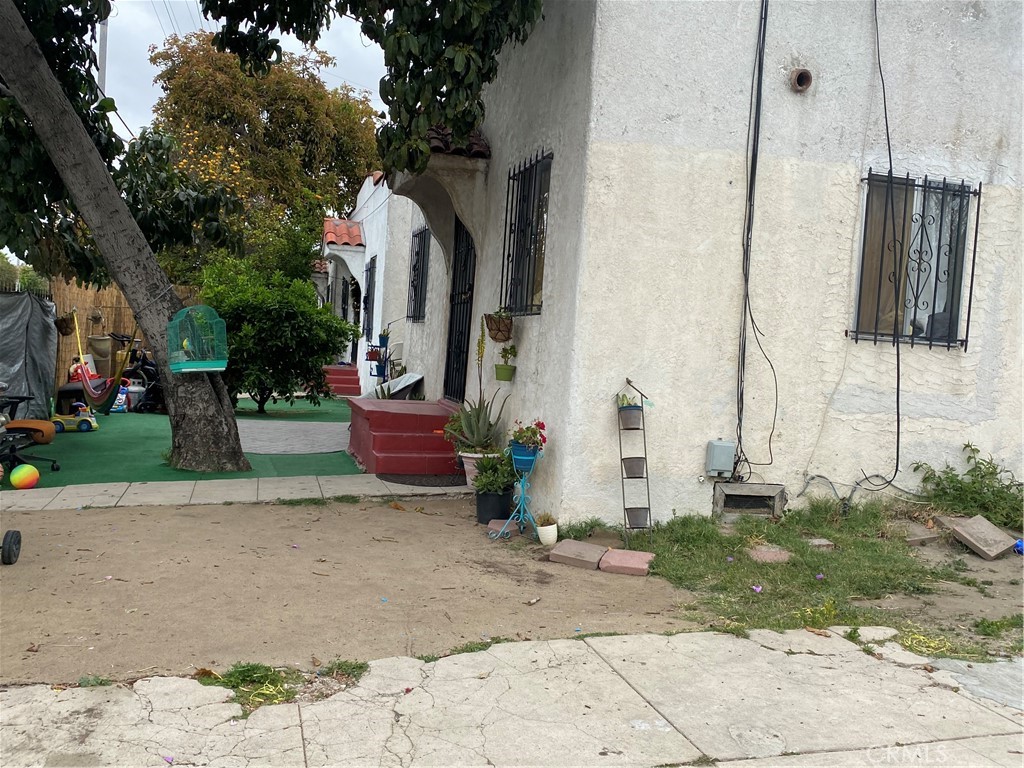 Great Triplex investment opportunity.  1 bedroom/'1 bathroom each.  No Garage.  Large parking area.  Fenced. Needs TLC and great income opportunity.