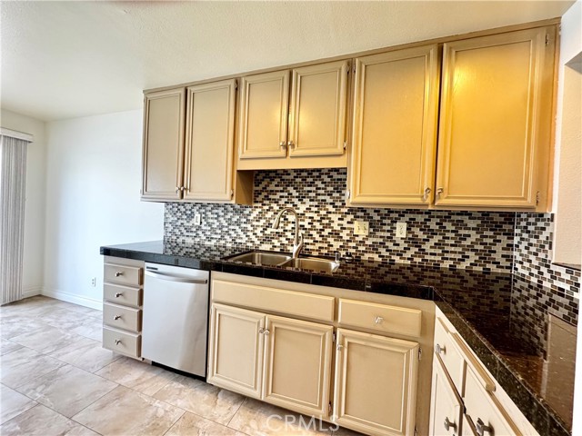 5727 E Stillwater Avenue, Orange CA: https://media.crmls.org/medias/38398cd6-b114-4cc4-8282-b63e25842863.jpg
