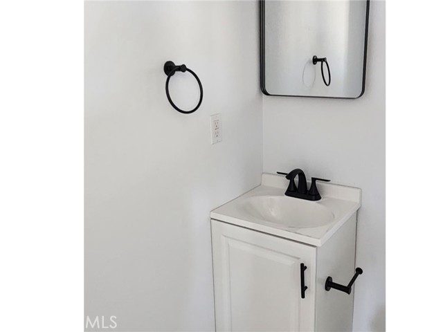 Detail Gallery Image 7 of 19 For 21053 Huasna Rd, Apple Valley,  CA 92307 - 4 Beds | 2/1 Baths