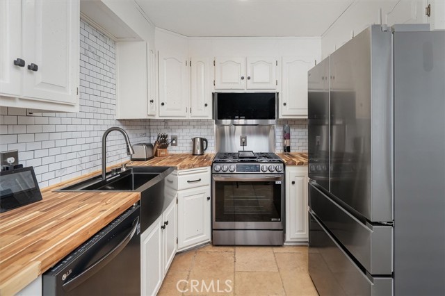 25112 De Wolfe Road, Newhall CA: https://media.crmls.org/medias/383b3f1d-86e4-48b4-bae4-2baac83b0224.jpg