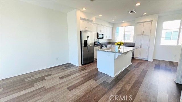 Detail Gallery Image 7 of 20 For 936 Savi Drive #104,  Corona,  CA 92878 - 3 Beds | 3/1 Baths