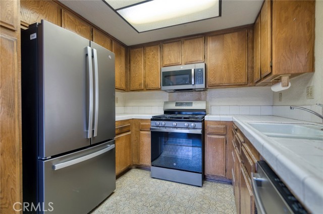 Detail Gallery Image 12 of 33 For 181 N Magnolia Ave #D,  Anaheim,  CA 92801 - 3 Beds | 2/1 Baths