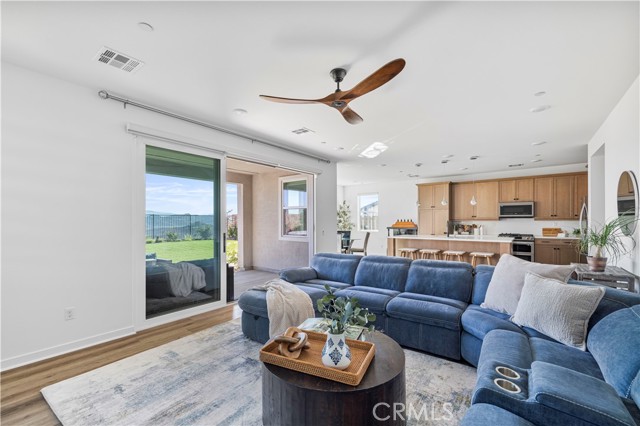 Detail Gallery Image 9 of 34 For 28528 Wildflower Terrace, Castaic,  CA 91384 - 3 Beds | 3 Baths