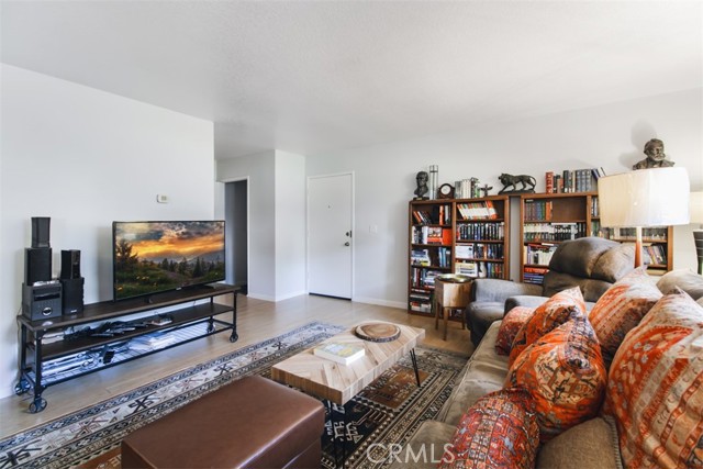 Detail Gallery Image 7 of 24 For 23530 Newhall Ave #5,  Newhall,  CA 91321 - 3 Beds | 2/1 Baths