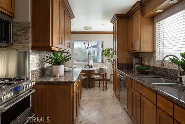 Detail Gallery Image 5 of 10 For 401 Holmwood, Newport Beach,  CA 92663 - 2 Beds | 2/1 Baths