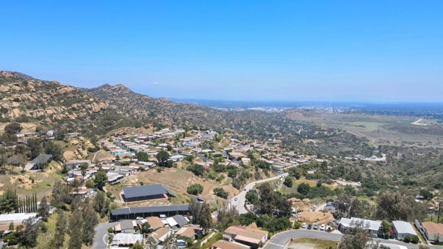 24425 Woolsey Canyon Road, West Hills CA: https://media.crmls.org/medias/384458ed-a929-4a47-9a8b-9dab55b23667.jpg
