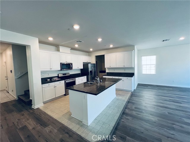 Detail Gallery Image 6 of 22 For 2061 E Sentinel Privado, Ontario,  CA 91764 - 4 Beds | 2/1 Baths