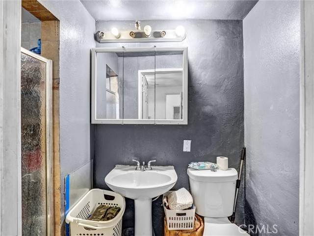 Detail Gallery Image 15 of 28 For 6156 Mckinley Ave, South Gate,  CA 90280 - 4 Beds | 2 Baths