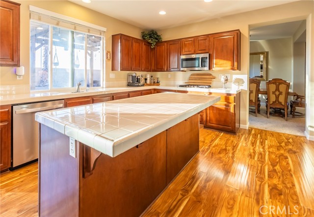 Detail Gallery Image 10 of 52 For 35181 Begonia Ln, Winchester,  CA 92596 - 6 Beds | 3 Baths