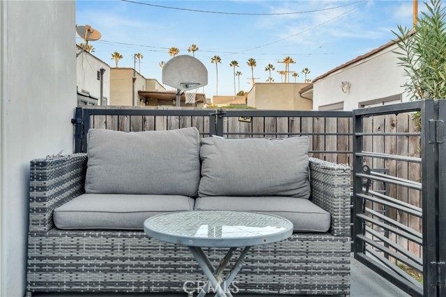 5340 S Harcourt Avenue, Los Angeles CA: https://media.crmls.org/medias/384b53be-cdc1-4c2a-be72-85ad17a75c8b.jpg