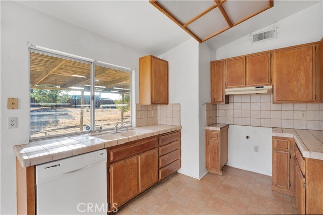 13106 Hollyberry, Victorville CA: https://media.crmls.org/medias/384e6f2e-c462-4254-a771-96dedbea5db1.jpg