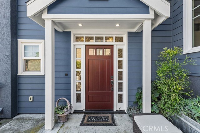 1405 Lakeside Lane, Huntington Beach CA: https://media.crmls.org/medias/384f18a4-eaa6-48ea-a2af-2a107b802b36.jpg