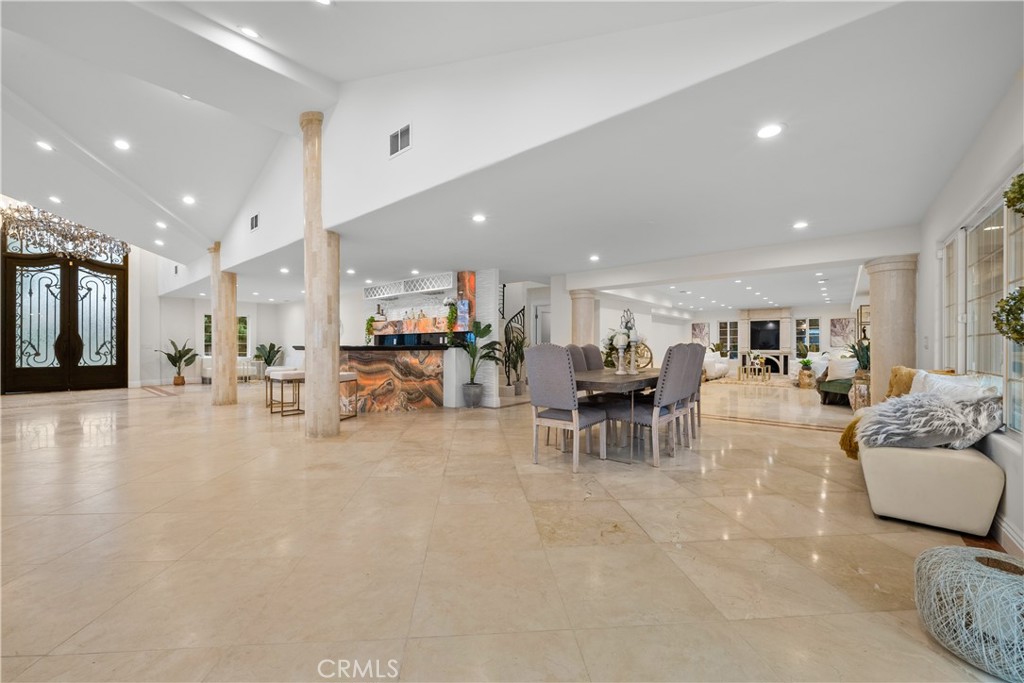 https://media.crmls.org/medias/385068a7-a527-4020-9045-68feefcaccec.jpg?preset=X-Large