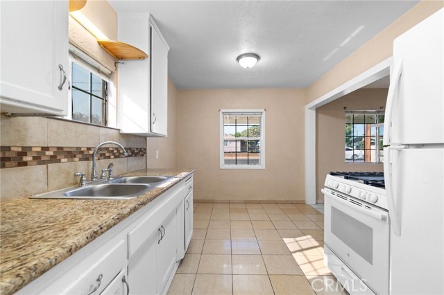 14935 Hibiscus Avenue, Fontana CA: https://media.crmls.org/medias/38531015-804d-406f-8c5a-581a48d700c2.jpg