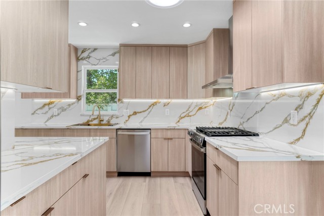 Detail Gallery Image 9 of 32 For 19120 Bessemer St, Tarzana,  CA 91335 - 4 Beds | 3 Baths