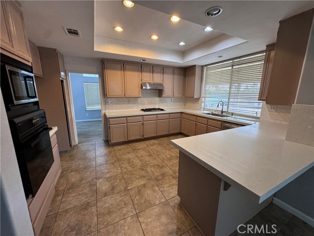 Detail Gallery Image 10 of 30 For 13208 Berkeley Ln, Victorville,  CA 92392 - 4 Beds | 2/1 Baths