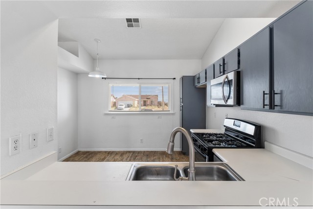 Detail Gallery Image 7 of 21 For 1049 Barrington, Rosamond,  CA 93560 - 3 Beds | 2 Baths